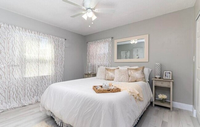 Building Photo - 221 C St