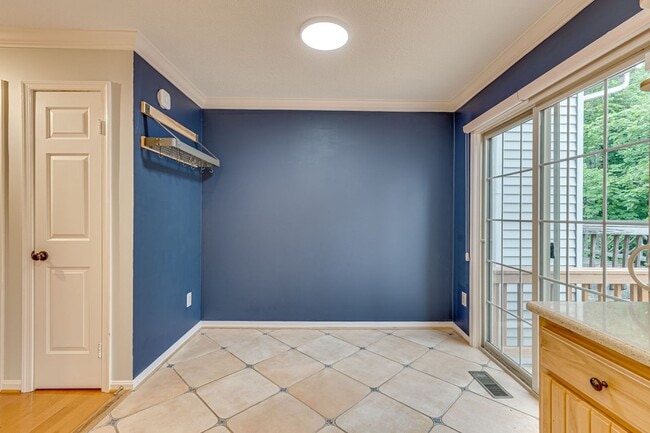 Building Photo - Fantastic townhome in Alexandria