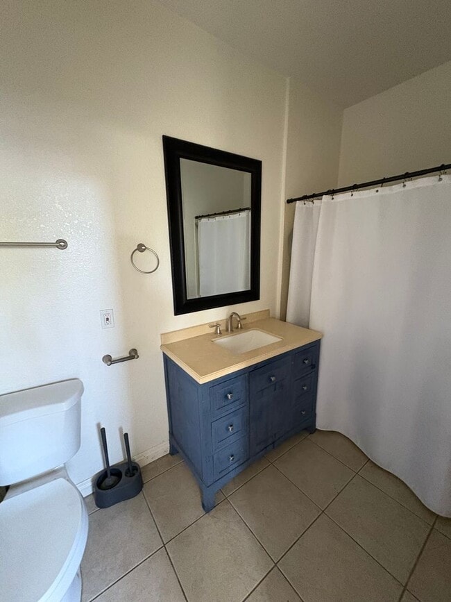 Building Photo - Spacious two bedroom conveniently located ...