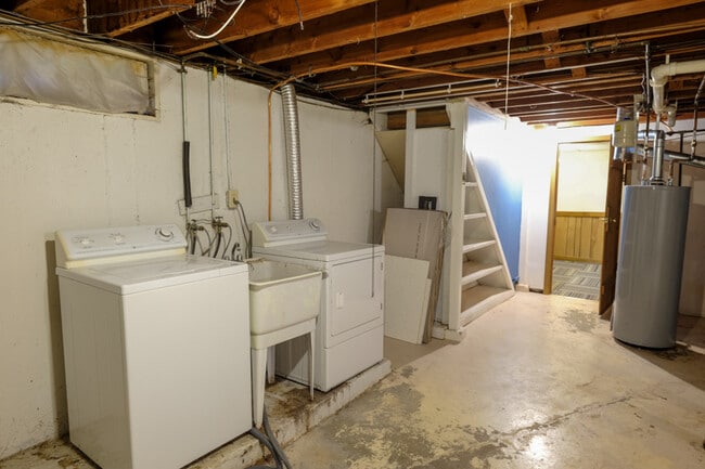 Building Photo - 12160 Bennington Pl