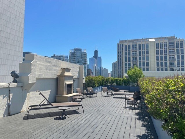 Building Photo - 758 N Larrabee St