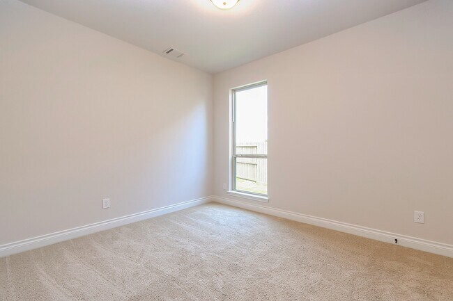 Building Photo - 3410 Willow Cres Ct