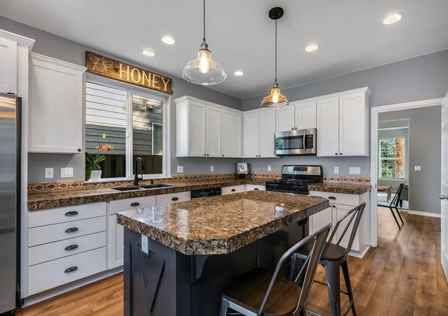 Building Photo - Gorgeous, Bright 4 Bedroom Home in SW Bend!