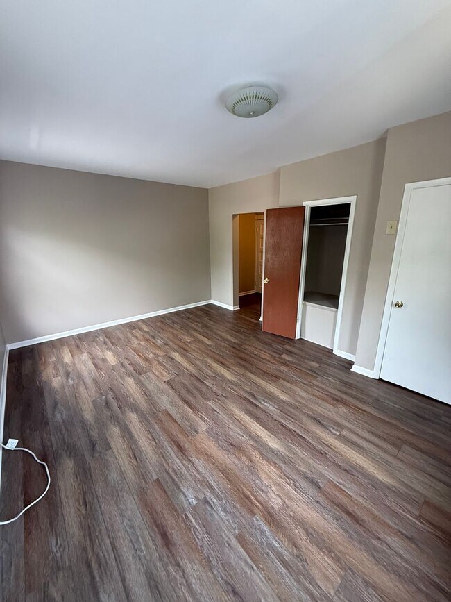 Building Photo - 836 Dewey Ave