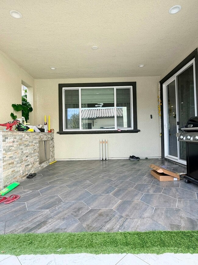 Building Photo - 1676 S Central Pkwy