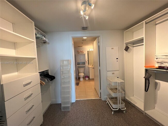 Building Photo - 1750 N Bayshore Dr