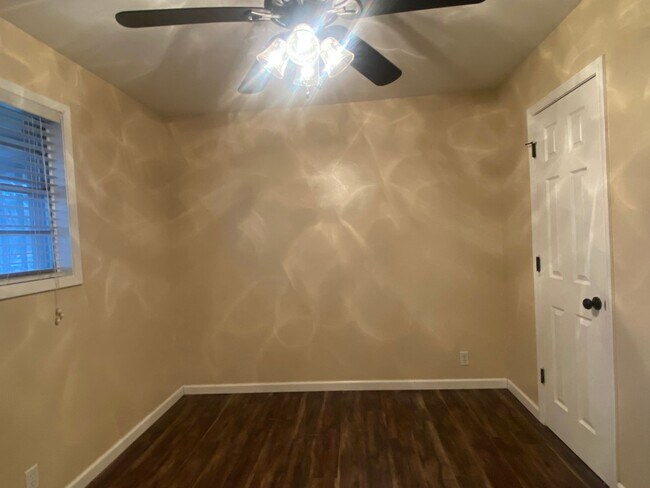 Building Photo - 3 BEDROOM NEAR BONHAM MIDDLE SCHOOL, EASY ...