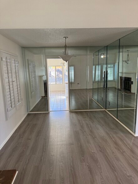 Building Photo - 37413 Norwich Dr