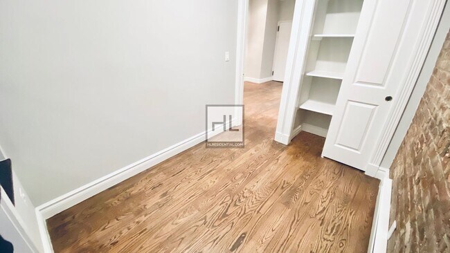 Building Photo - BEAUTIFULLY RENOVATED 2 BED IN PRIME MURRA...