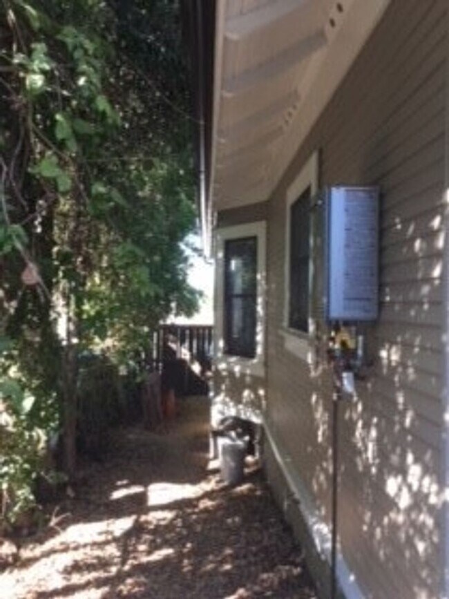 Building Photo - 1127 George St