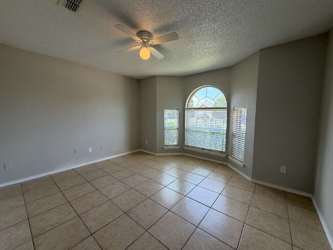 Building Photo - "Spacious 3-Bedroom Haven with 2 Full Baths – 1,592 Sq Ft of Comfort in Lubbock!"