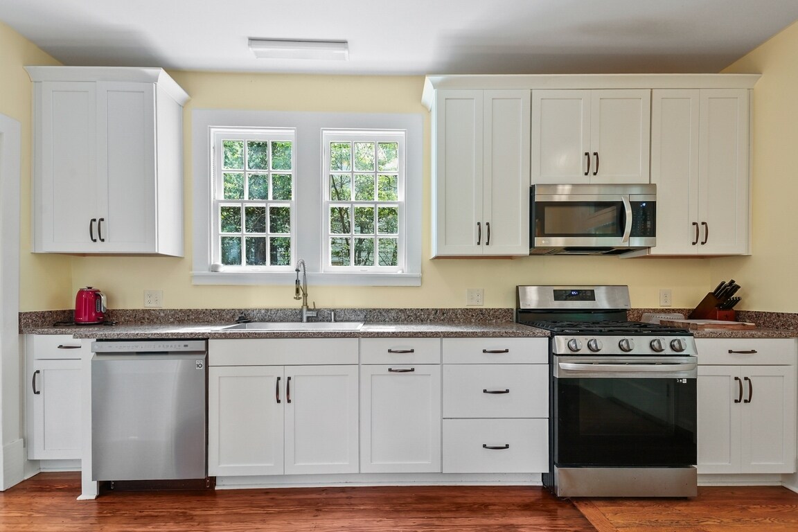 Building Photo - 315 E 45th St