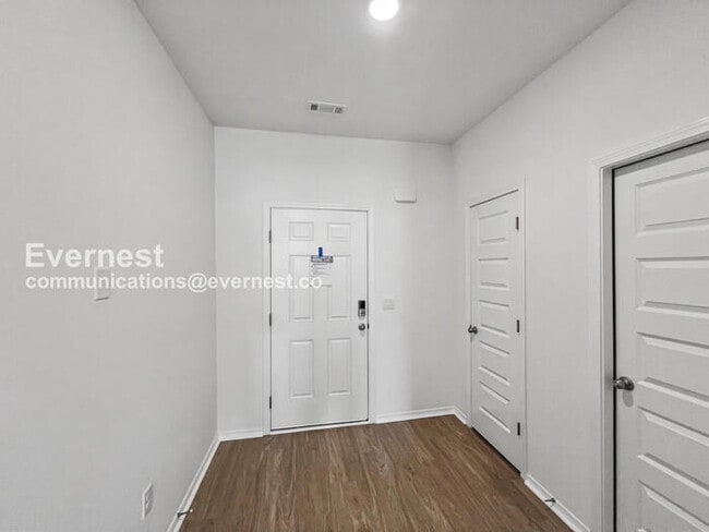 Building Photo - 106 E Sunbelt Ct