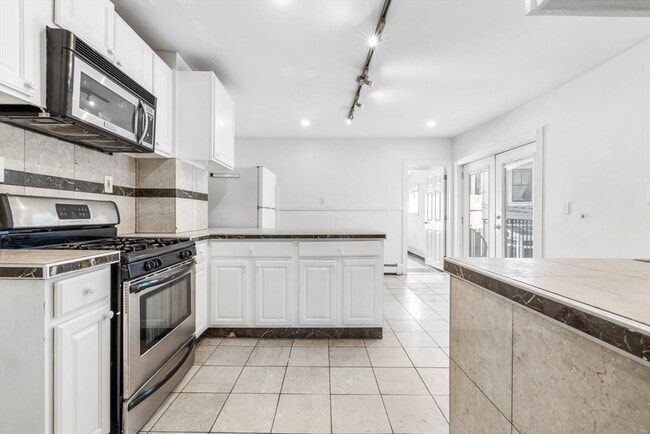 Building Photo - 571 Somerville Ave