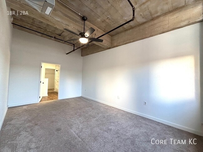 Building Photo - Renovated 1 Bed + Den, 2 FULL Bathrooms in...