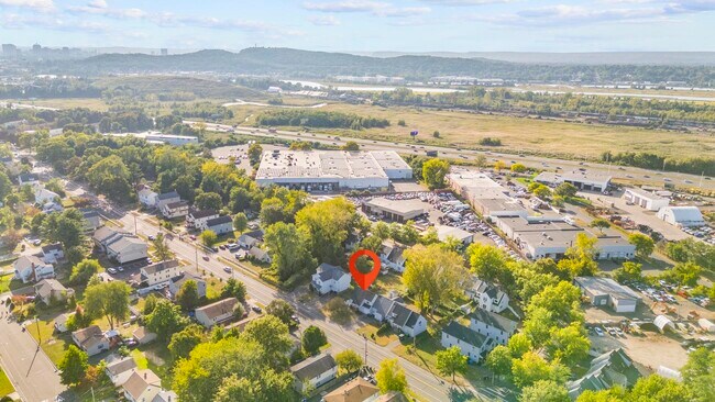 Building Photo - 670 Middletown Ave