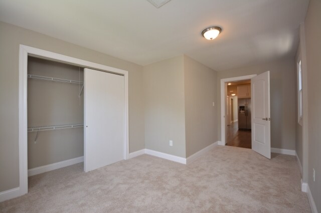 Building Photo - 1617 W Foster Ave