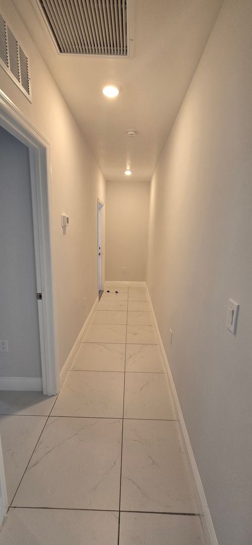 Building Photo - Newer Duplex 2/2/1 plus a den-1 Car garage...