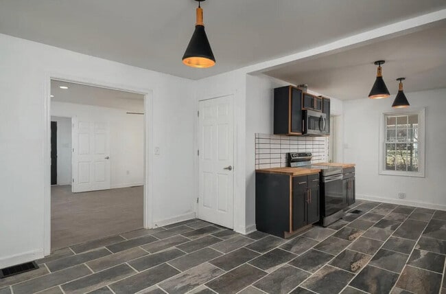 Building Photo - 667 Longview Dr