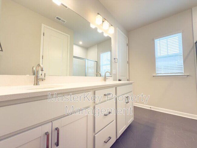 Building Photo - 804 Hillfarm Dr