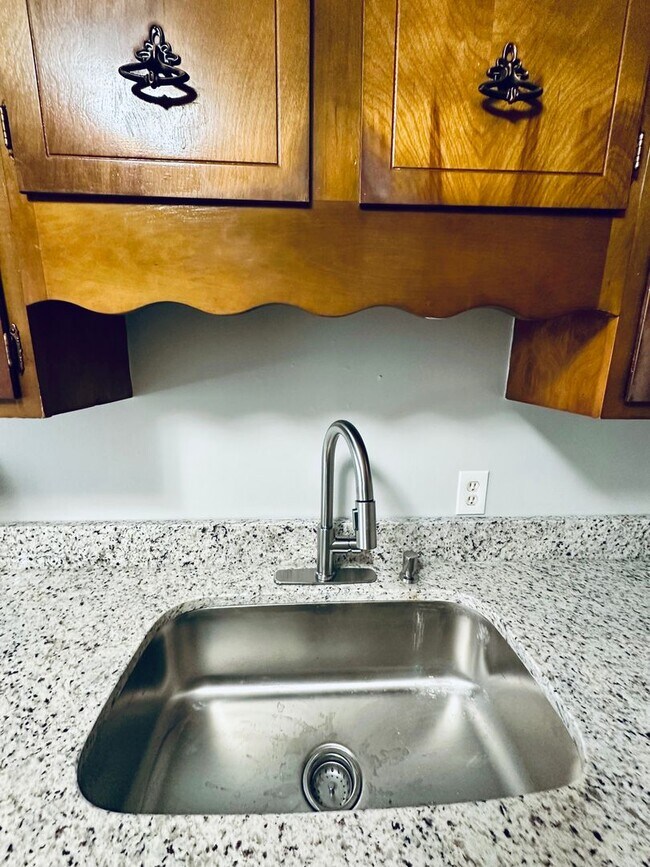 Building Photo - 3340 Pinewood Ave