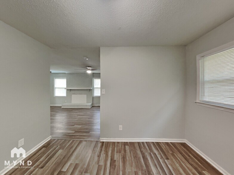 Building Photo - 547 Whitethorn Dr