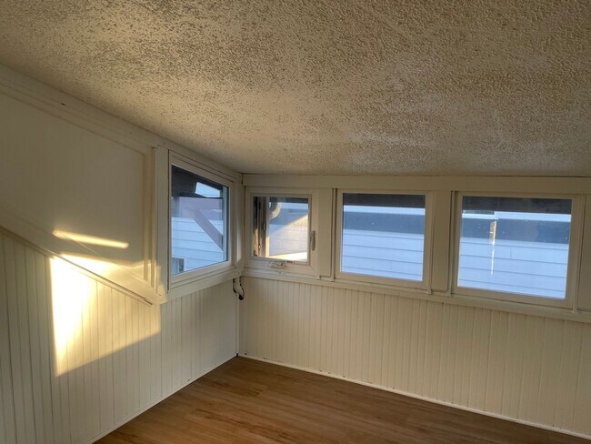 Building Photo - Welcome Home 3b/1ba Updated Home