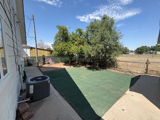 Building Photo - Fully Renovated 3 Bed 2.5 Bath Townhome w/ 1 Car Garage & Yard!