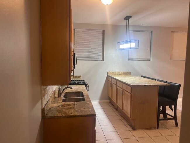 Building Photo - 1430 E 69th St