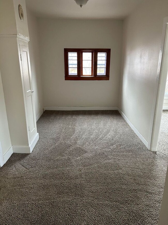 Building Photo - 2 Bedroom House