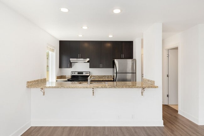 Building Photo - Admiral District 1 Bedroom Condo with Laun...