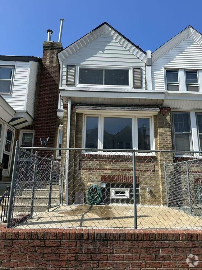 Building Photo - Newly Renovated 3 Bedroom and 1 Bathroom T...