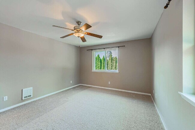 Building Photo - Super cute 2 bedroom, 1 3/4 bathrooms, Ful...