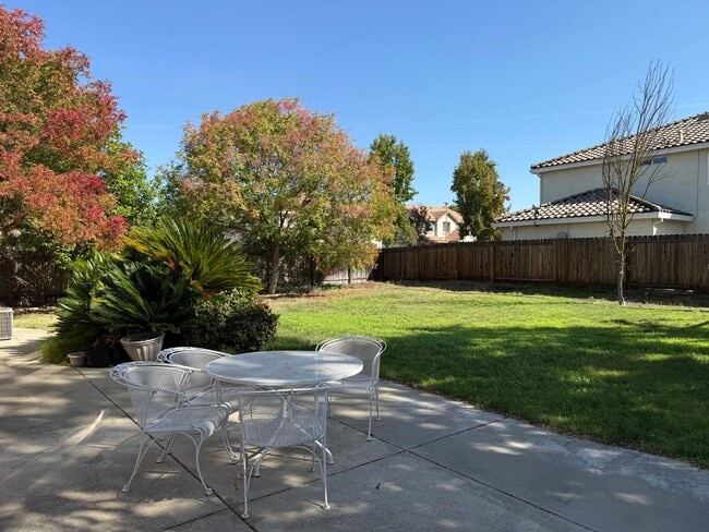 Building Photo - LARGE CORNER LOT 2 STORY 4 BED HOME IN MATHER