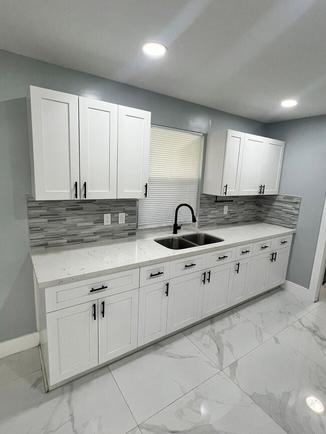 Building Photo - NEWLY RENOVATED 3 BEDROOM 2 BATH HOME- TIL...