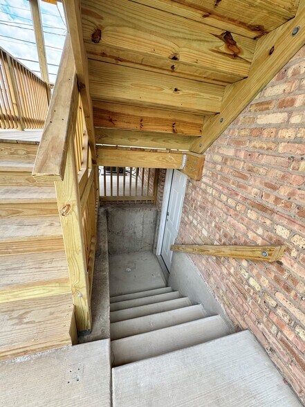 Building Photo - 4816 W Henderson St