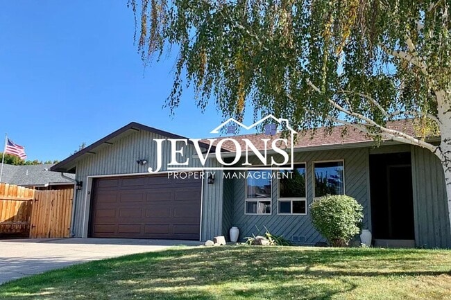 Building Photo - Spacious 3BD/2BA Yakima Home w/ Fireplace, Fenced Yard & 2-Car Garage – $500 Move-In Special