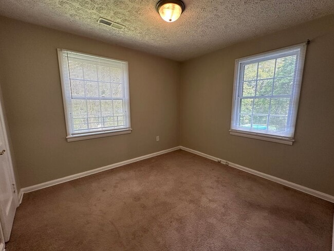 Building Photo - Cute One Level House with Eat-In Kitchen