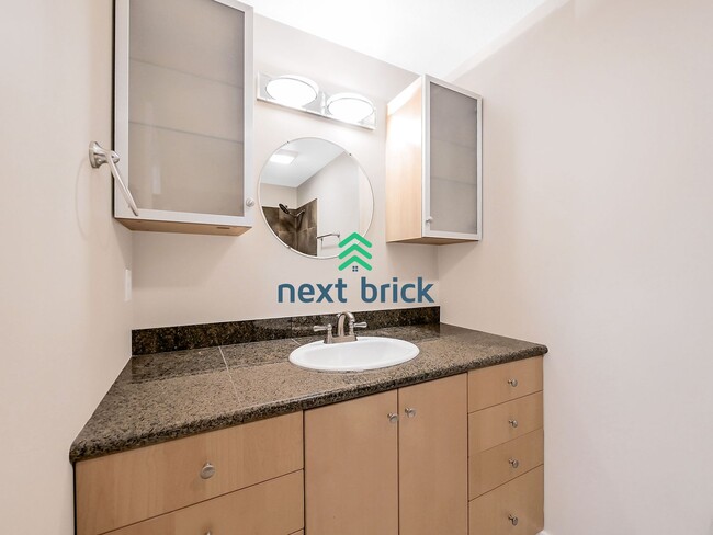 Building Photo - 2 Bed  2.5 Bath Townhome for Rent!