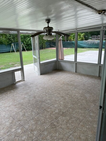 Building Photo - 1704 NW 39th Ter