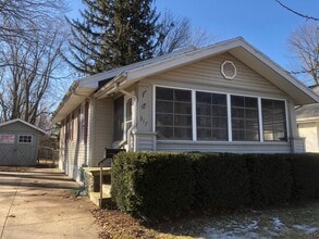 Building Photo - Charming 2 Bedroom House!