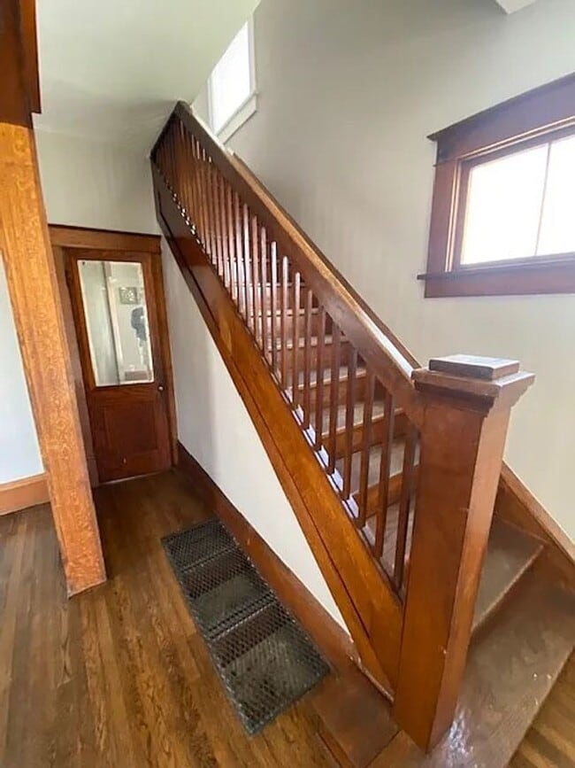 Building Photo - Big 2BR with appliances, nicely updated! Great for students or professor.