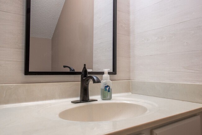 Building Photo - Beautiful 2 Bed, 2.5 Bath Condo in Johnson...