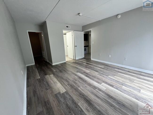 Building Photo - 915 S Seminole Dr