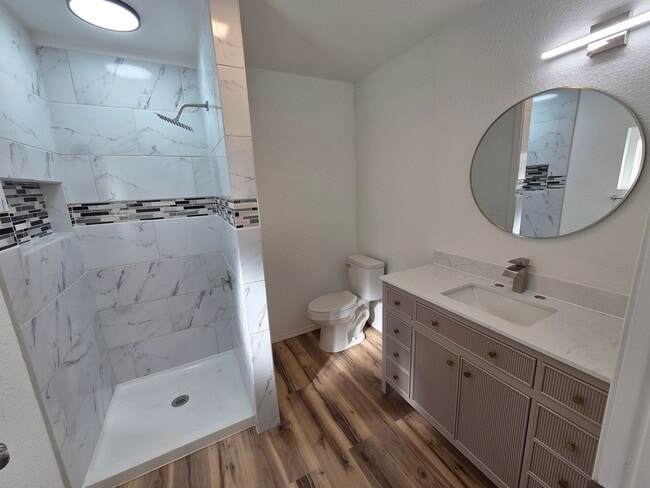 Building Photo - Beautifully Remodeled 3 Bed/2 Bath Apartment