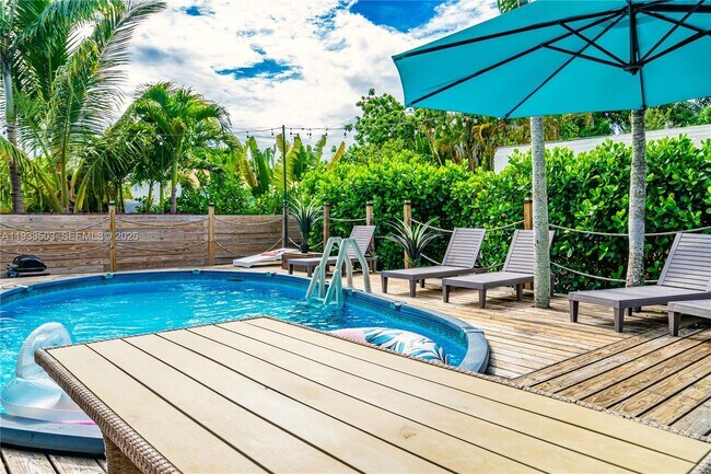 Building Photo - 427 NE 107th St