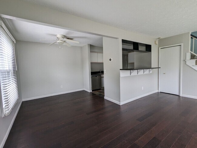 Building Photo - Cozy 2BR, 1 BA Townhome in Aurora!