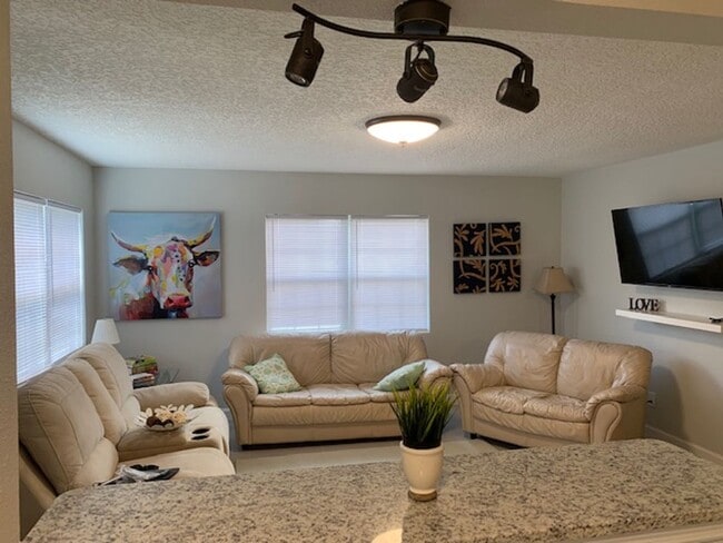 Building Photo - For Rent 4-Bedroom, 2-Bathroom single-family home