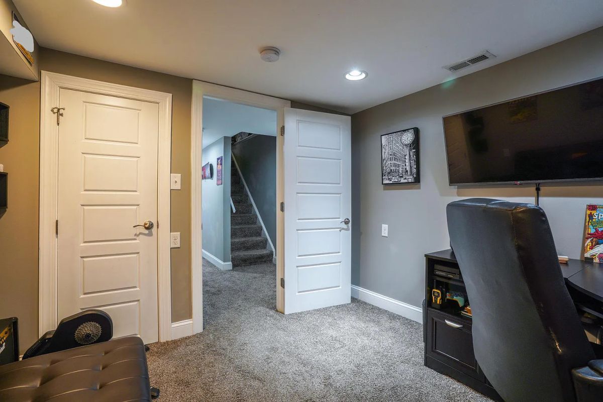 Building Photo - 22 E Heath St