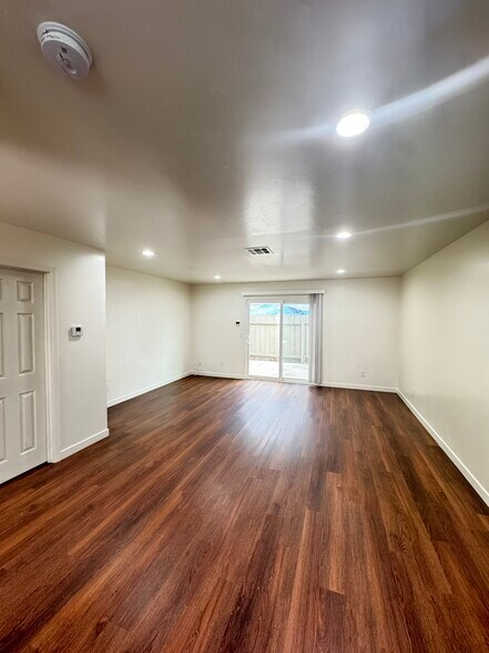 Building Photo - 422 Grand Ave